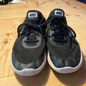 black nike tennis shoes